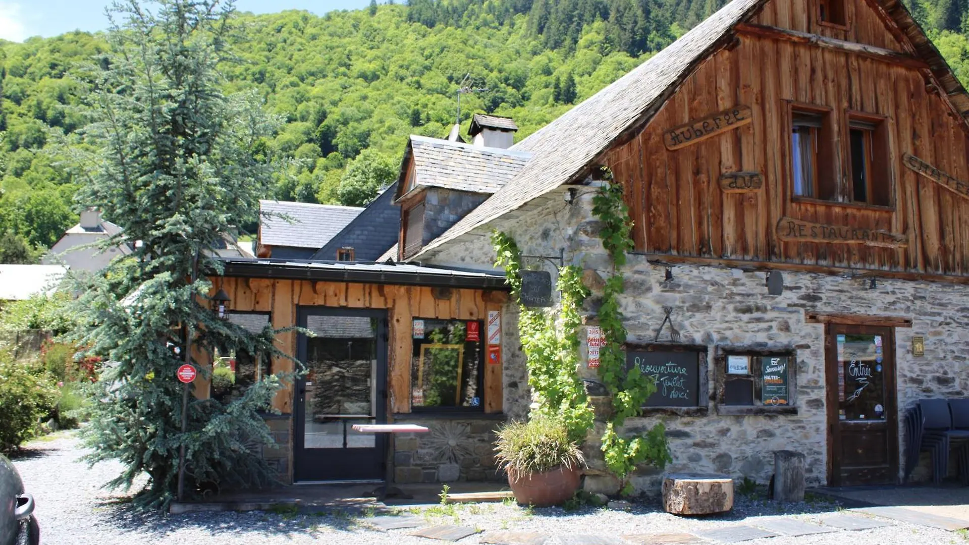 L' Auberge Du Chateau Génos 0*,
