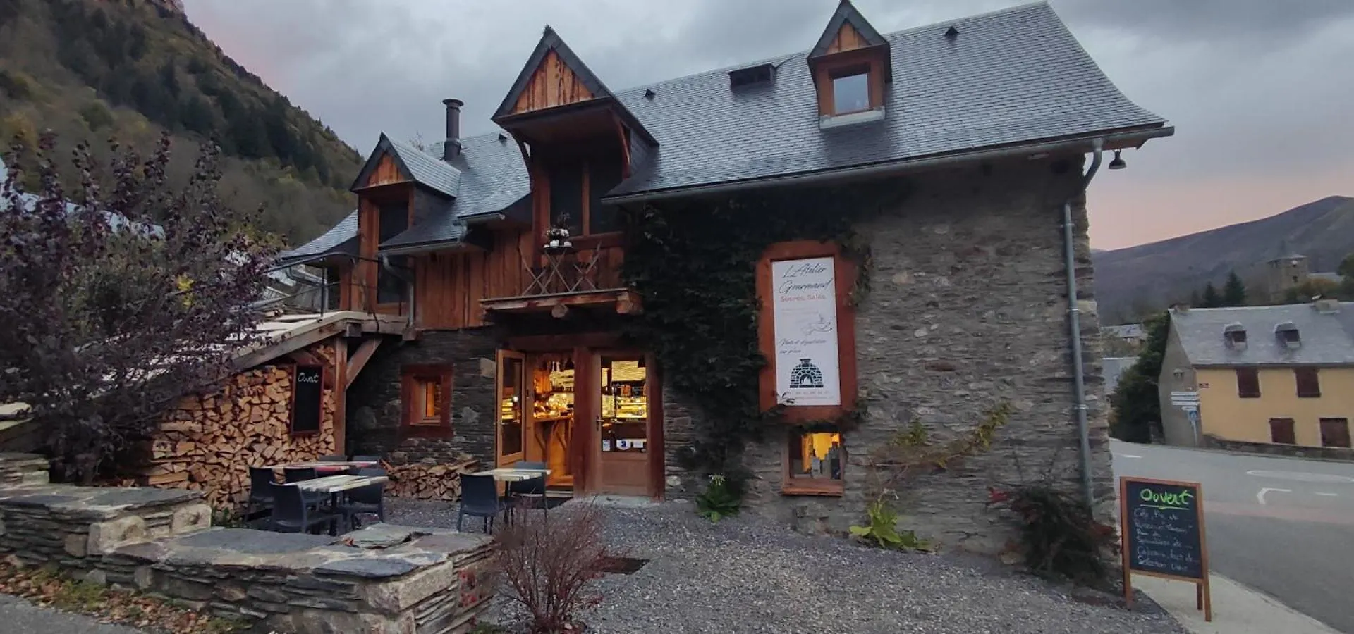 L' Auberge Du Chateau Génos Hotel